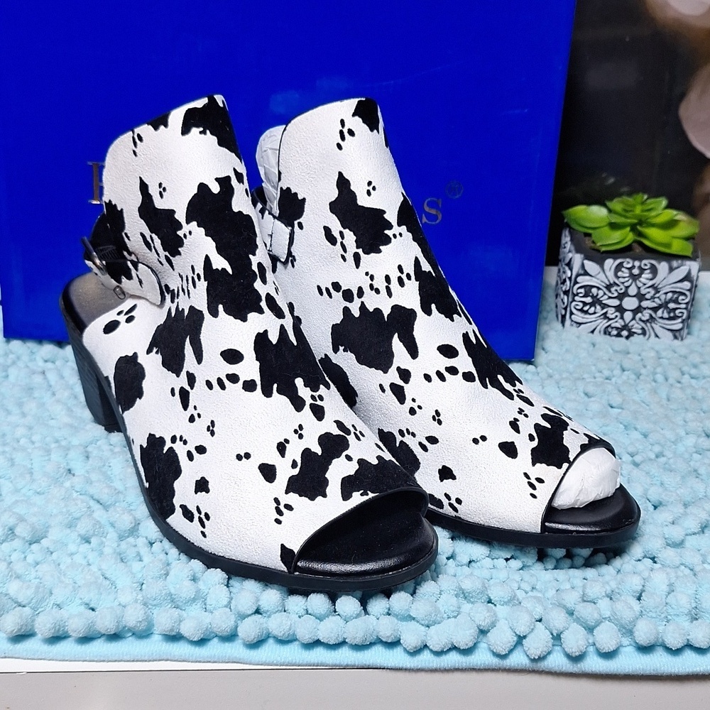 Pierre Dumas adorable black/white  clogs. Worn 2 times. Size 8 1/2